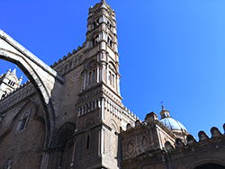 of the two arcades that connect the western façade to the opposite bell tower